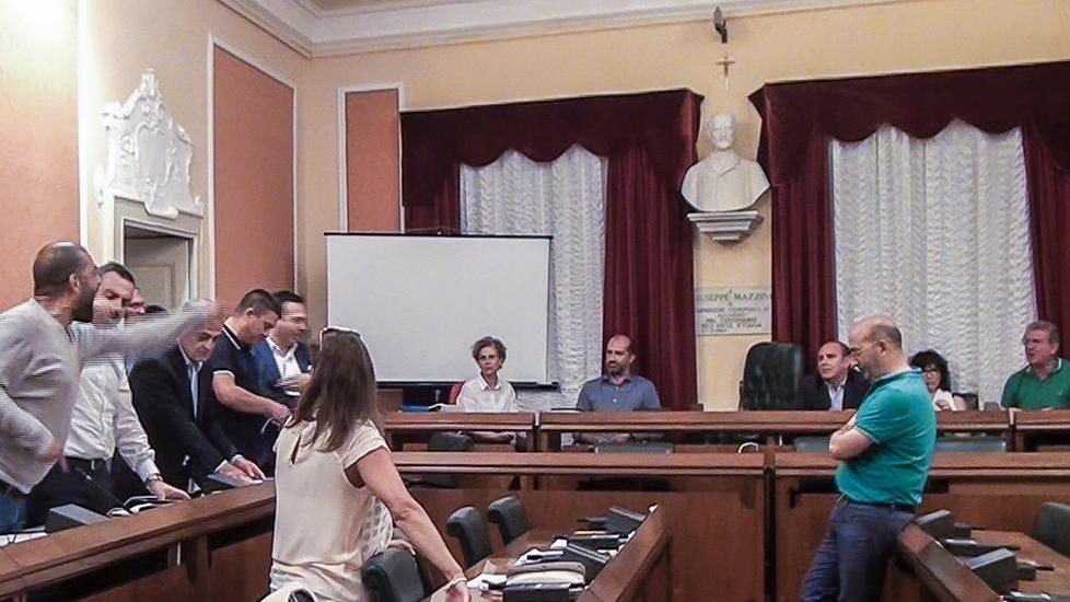 Alghero, sfiorata la rissa durante la seduta del consiglio comunale