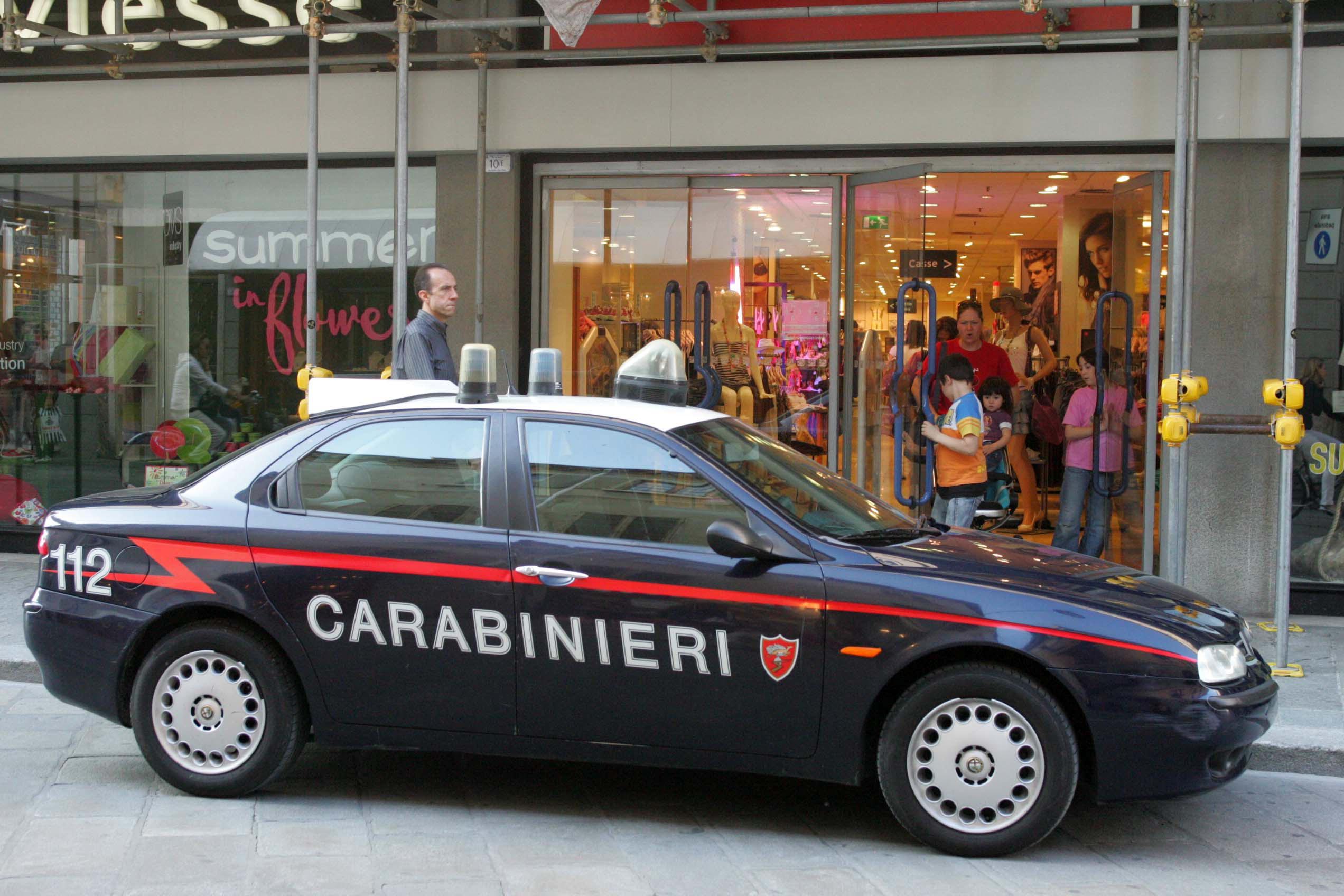 Rapina all'Oviesse, ladra morde l'addetto alla sicurezza per fuggire 