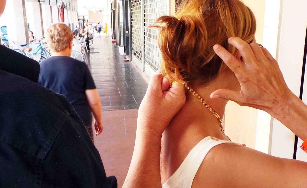 Scippata della collana davanti alla porta di casa 