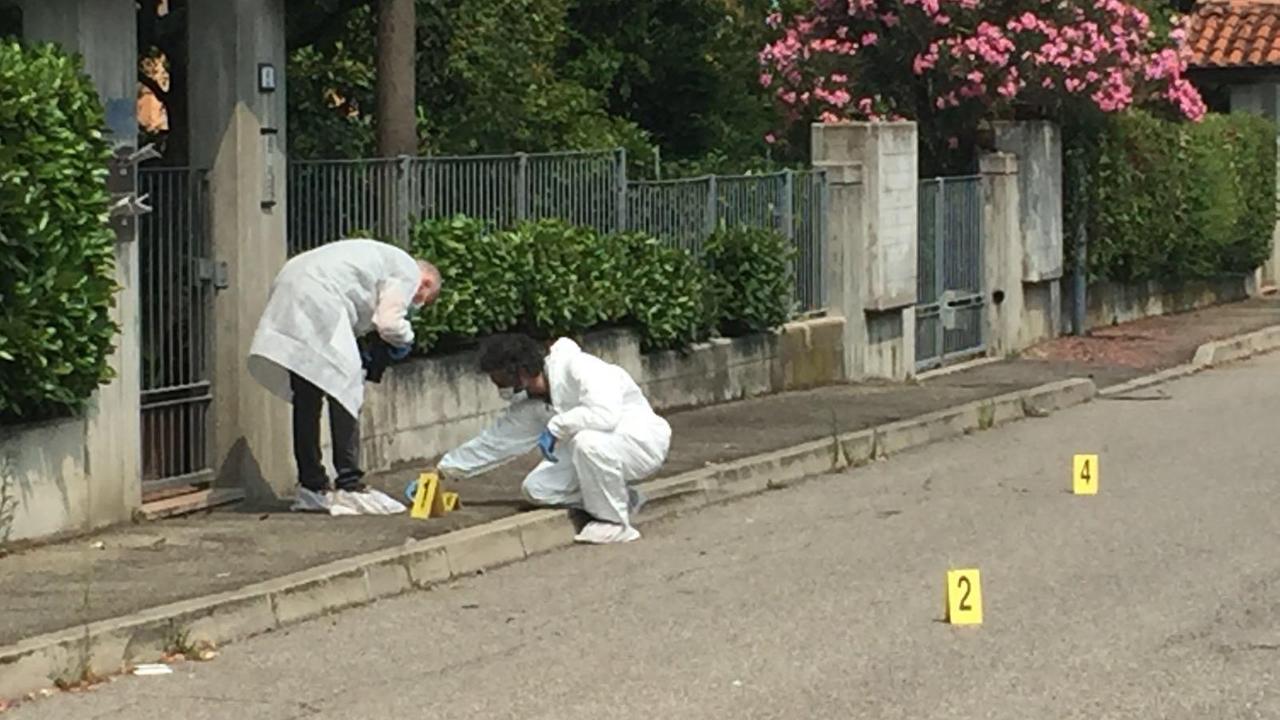 Mamma di tre figli accoltellata alle spalle da uno sconosciuto, è gravissima