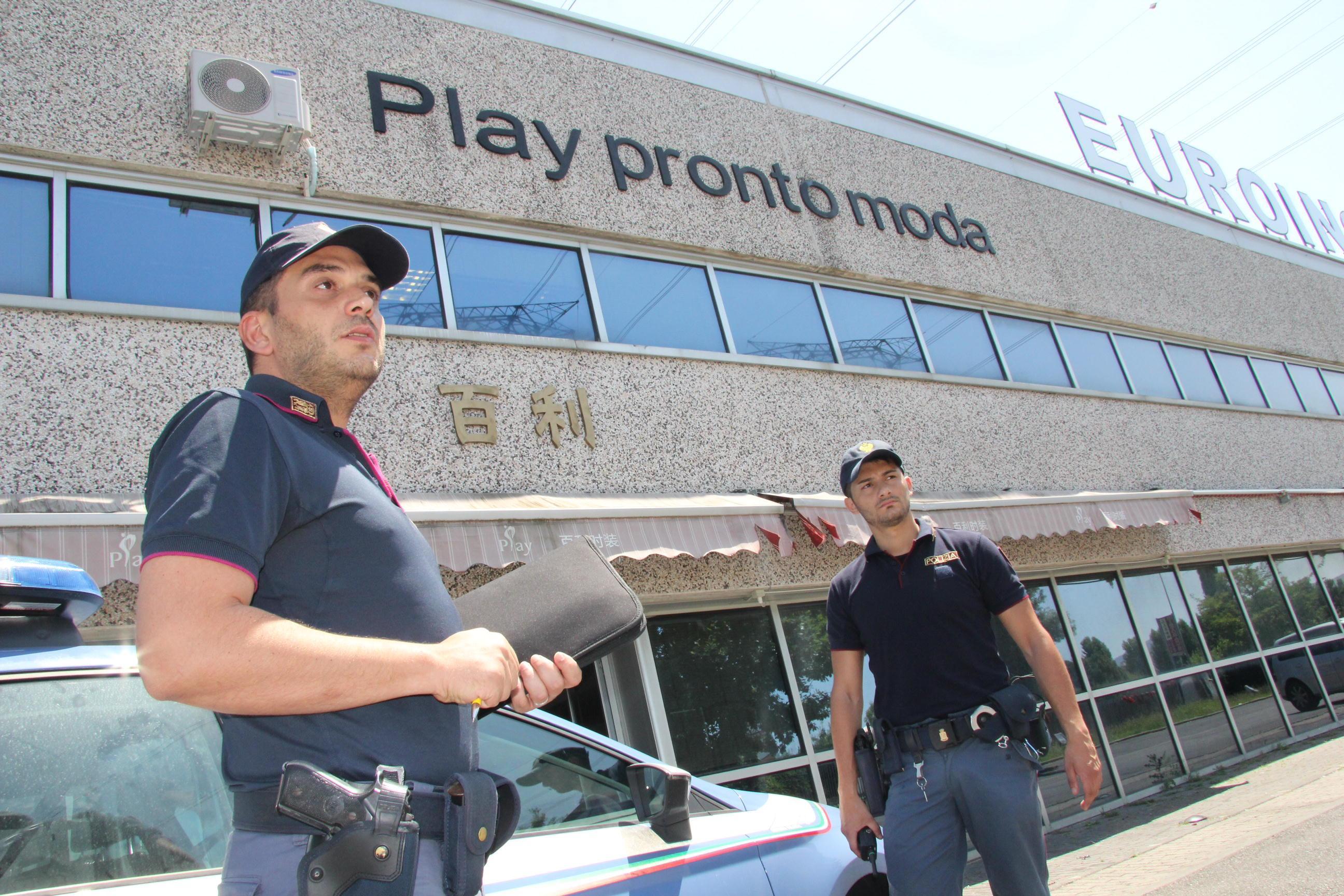 I controlli della Polizia nel Macrolotto pratese (foto Batavia)
