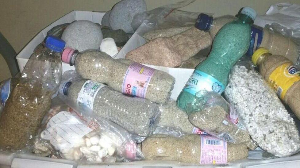 Fermati con la sabbia in valigia, ancora furti nelle spiagge: maxi sequestri all'aeroporto di Elmas