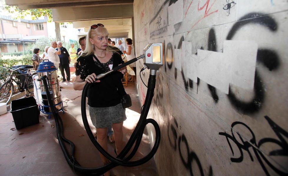 Gli Angeli di Montecatini con il “tornado” ripuliscono la galleria della Locanda Maggiore 
