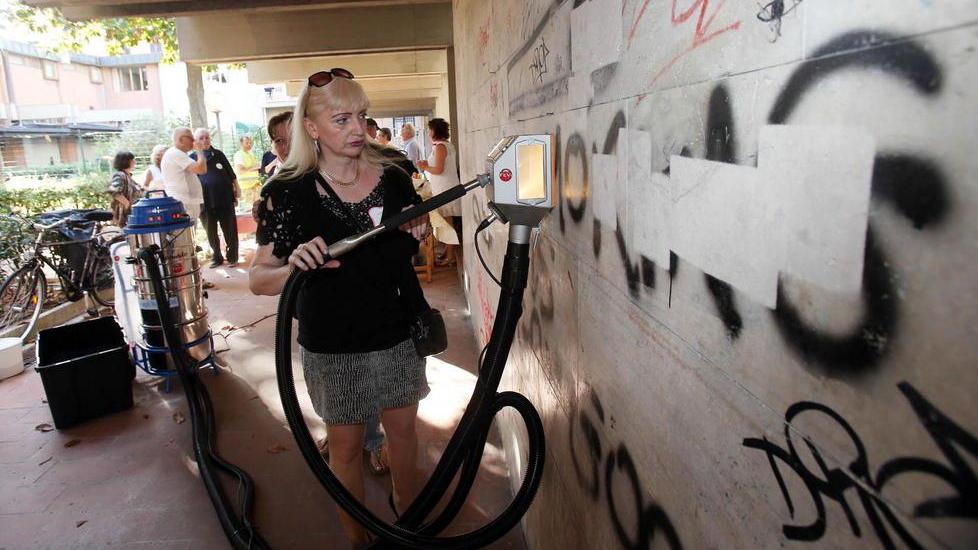 Gli Angeli di Montecatini con il “tornado” ripuliscono la galleria della Locanda Maggiore