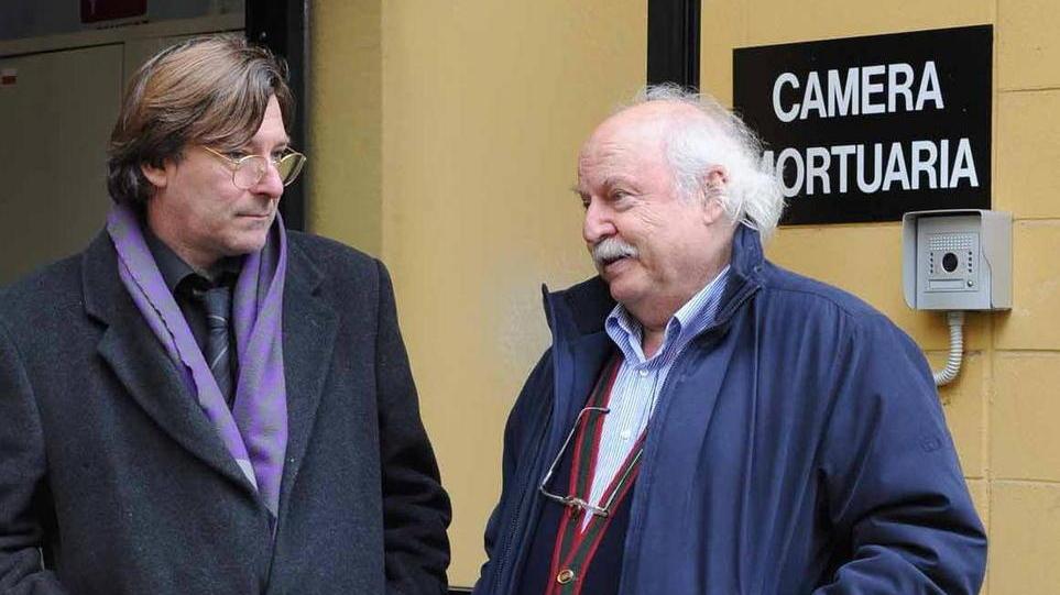 A destra il medico legale Alberto Albertacci (foto Gori)