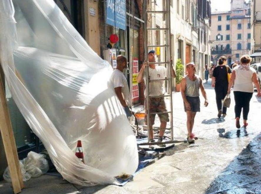 Secchio di calcina precipita da 4 metri e colpisce un turista 