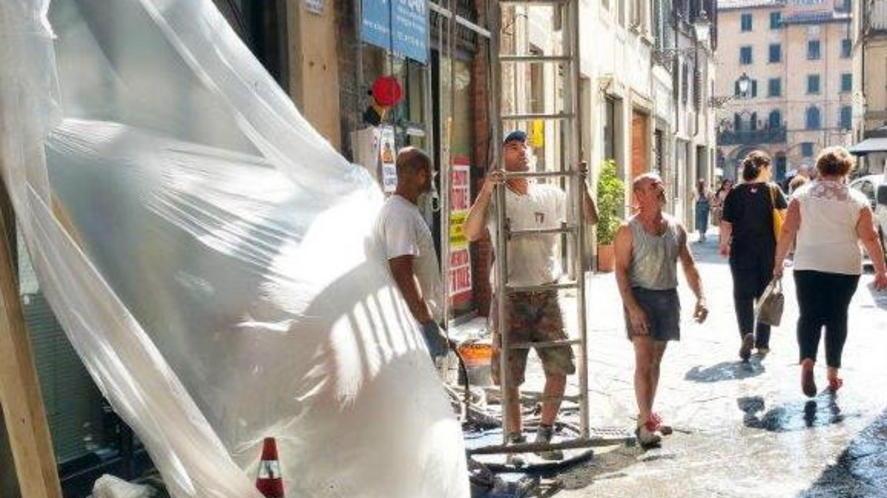 Secchio di calcina precipita da 4 metri e colpisce un turista