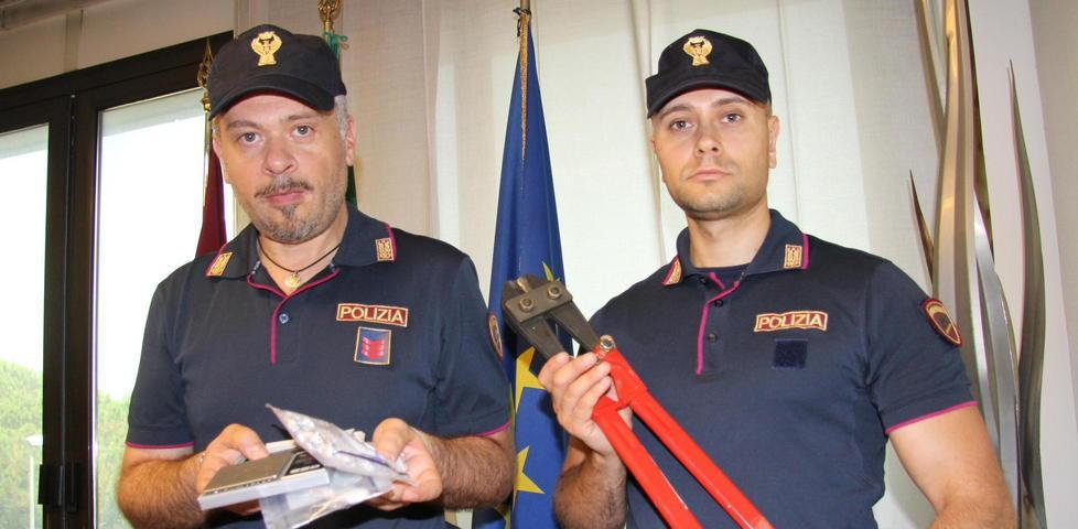 Inseguimento sui tetti dopo il furto in una casa 