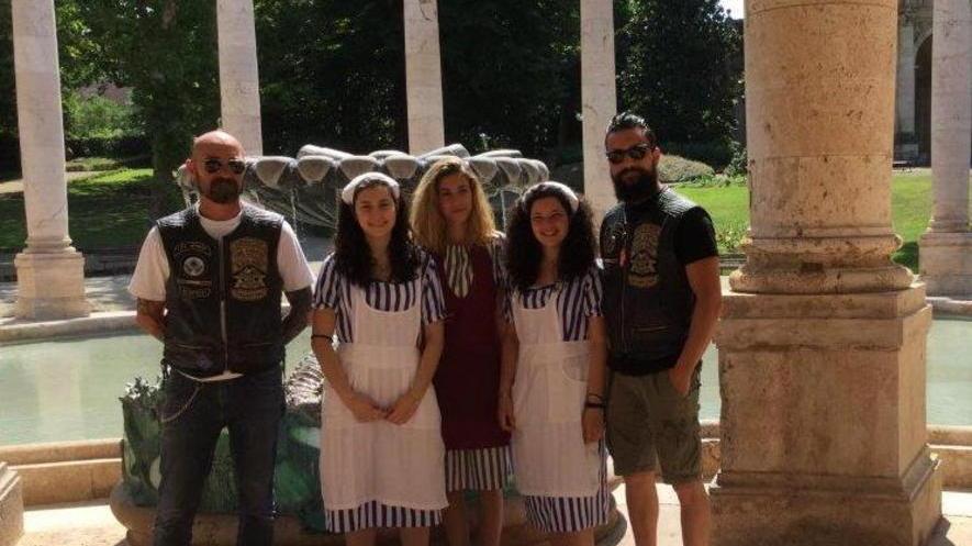 Le mescitrici accolgono le Harley al Tettuccio