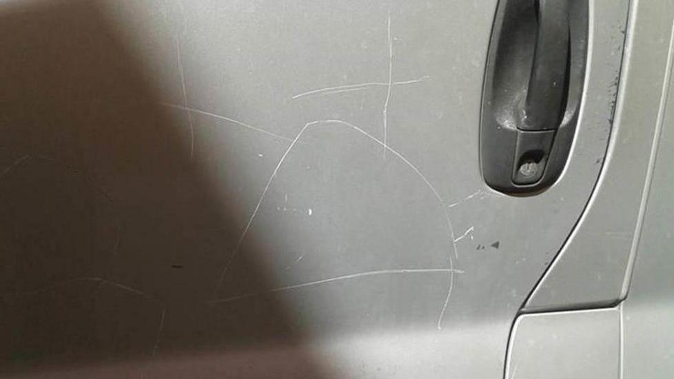Danni alla portiera del furgone del prete dopo i rimproveri