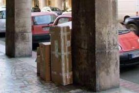 Pulizia delle colonne in via Petrarca al via da lunedì 