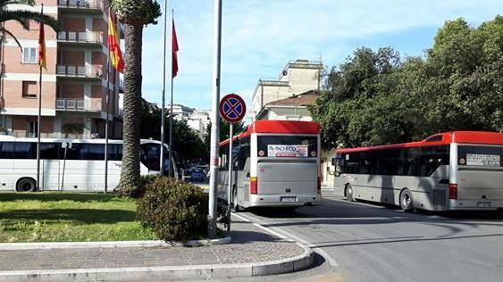 «In doppia fila e a tutto gas» Residenti contro i pullman