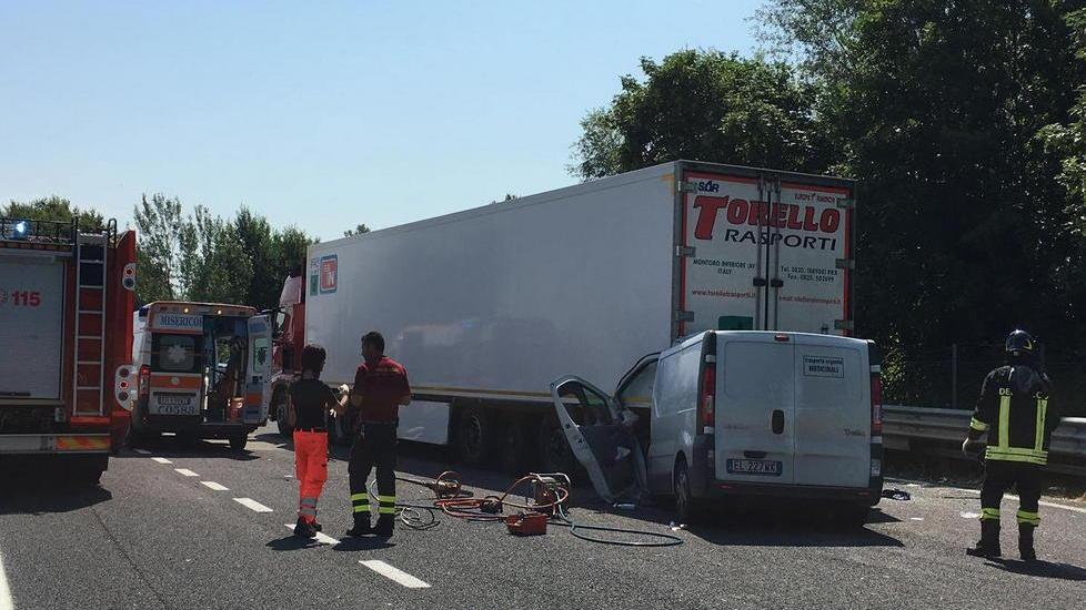 Muore nel furgone l’amico è in coma