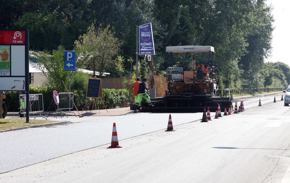 Nuova asfaltatura per la via Salvatori 