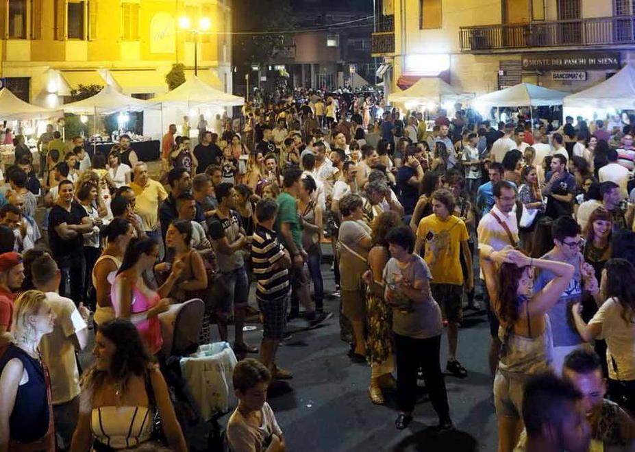 Notte bianca, ma tricolore Cibo e calcio per le strade 