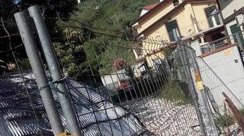 Il muro abusivo è ancora al suo posto Via Casalina protesta