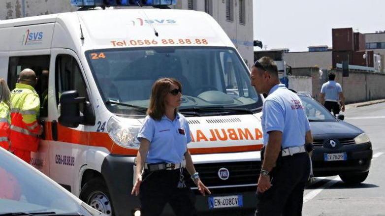 Scontro con l’auto all’incrocio, feriti due scooteristi