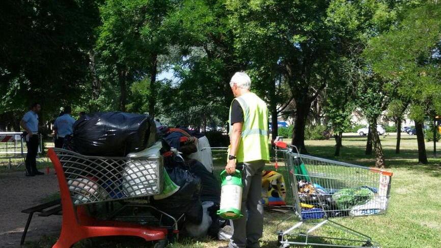 Bivacchi e sporcizia ripulita piazza Dante