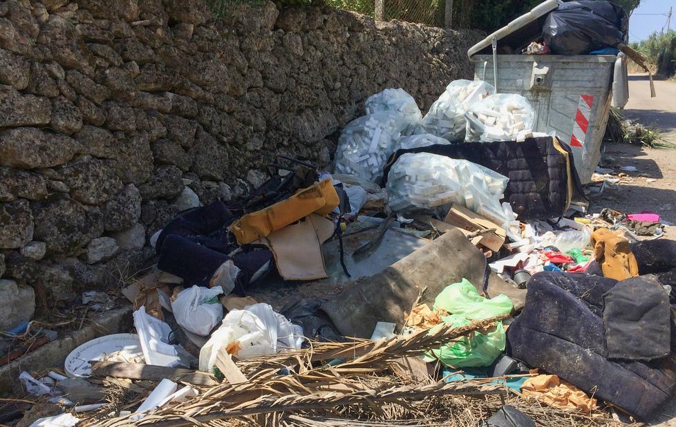 Discarica davanti alla scuola, le mamme scrivono al sindaco