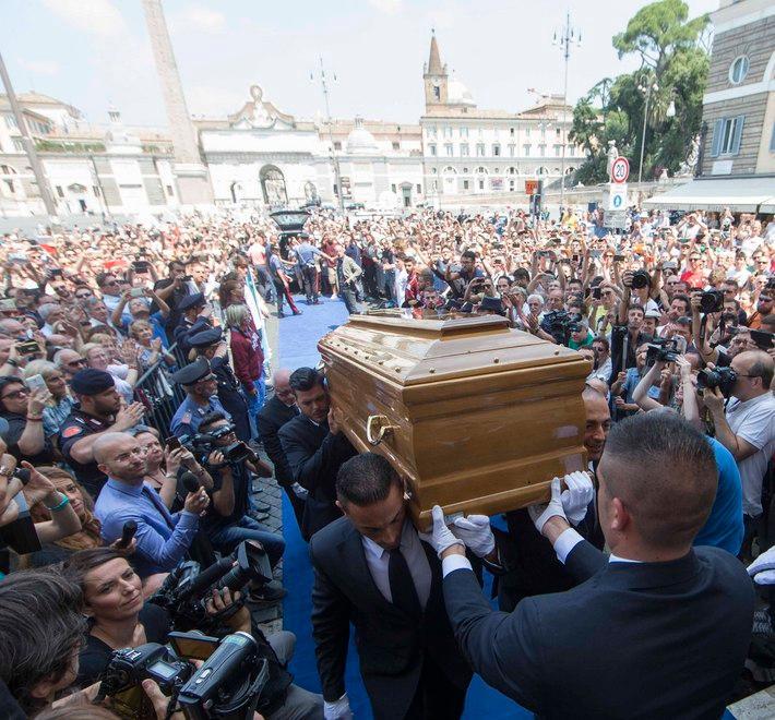 L’addio a Bud Spencer tra grande folla e cori 