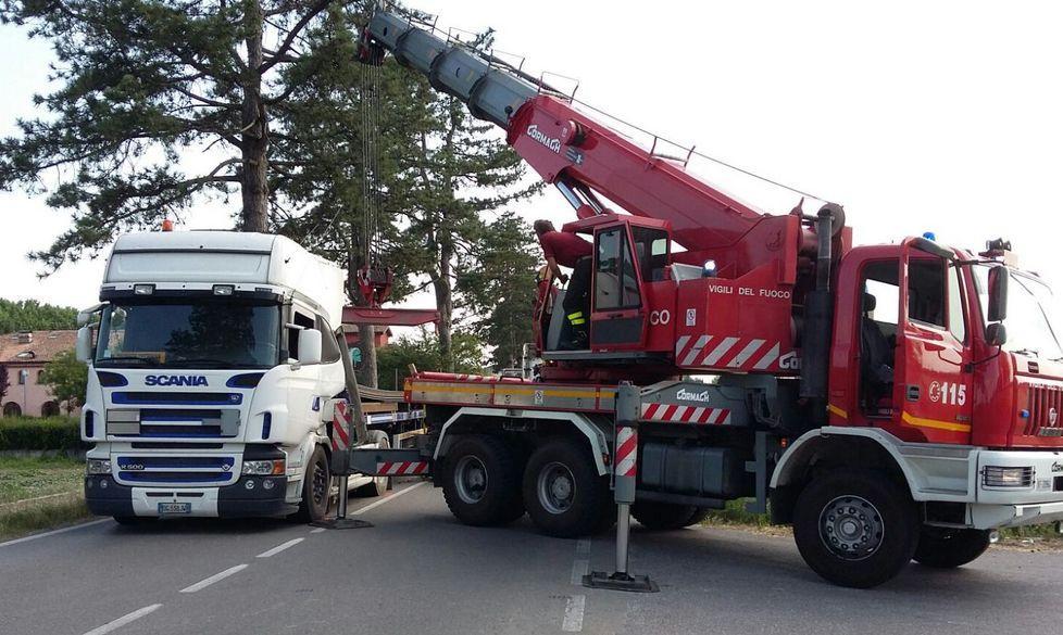 Le travi sfasciano il tir, statale chiusa