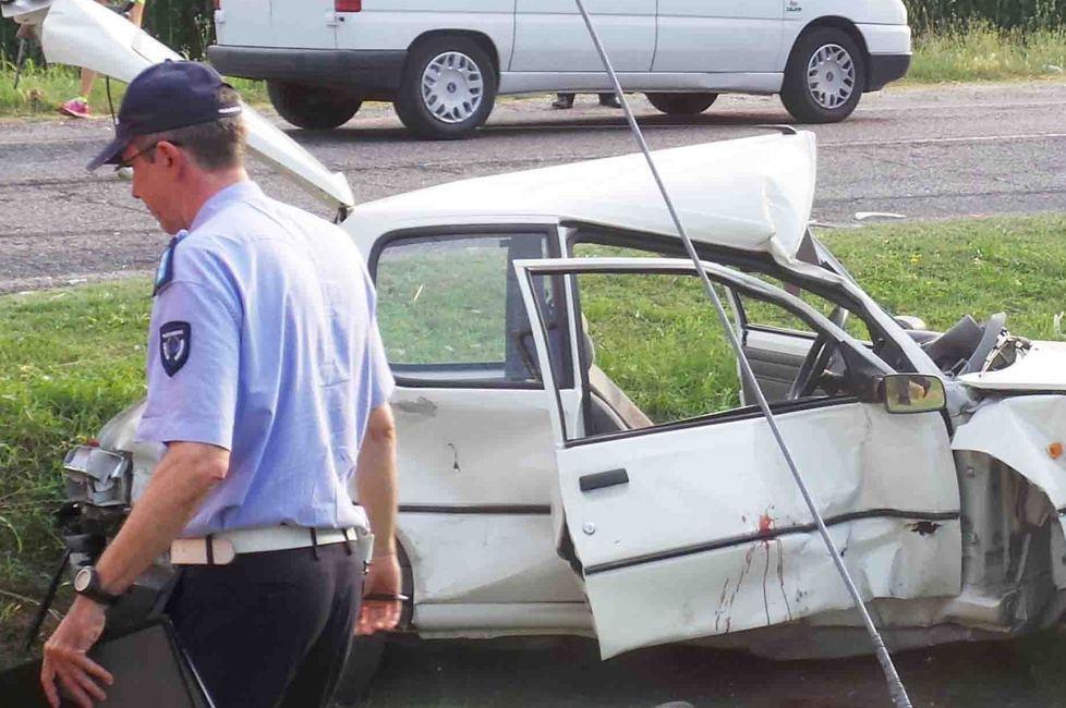 Uomo muore nello schianto fra auto 