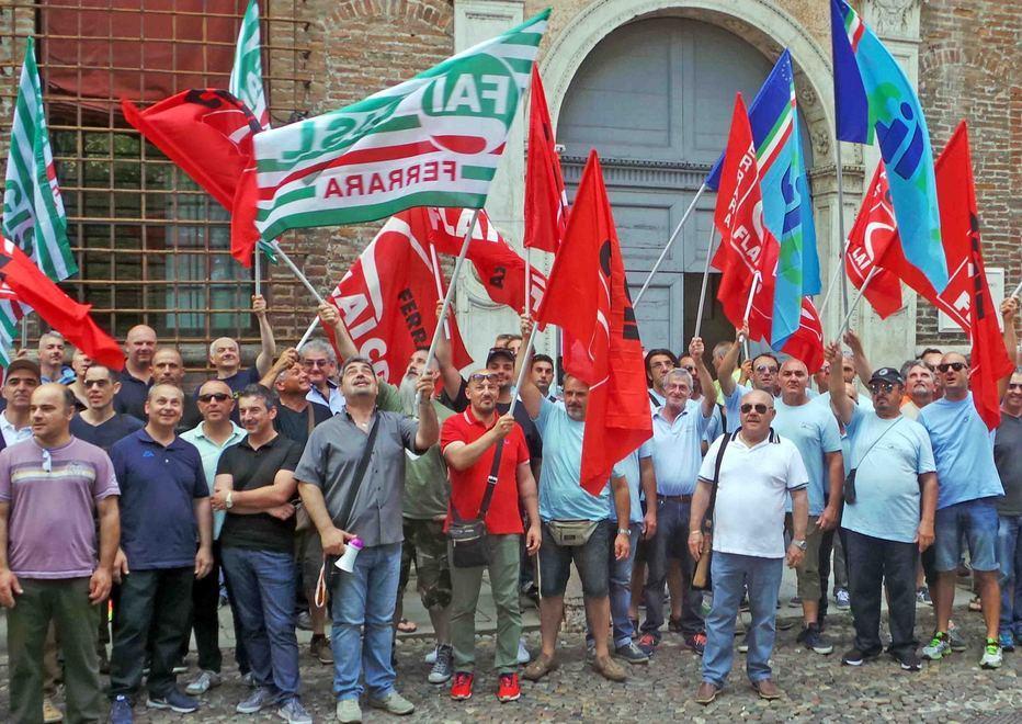 «Vogliamo il contratto», addetti alla bonifica dal prefetto