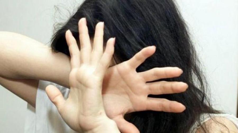 È attratto da lei, che lo respinge. Lui: "Ti uccido"