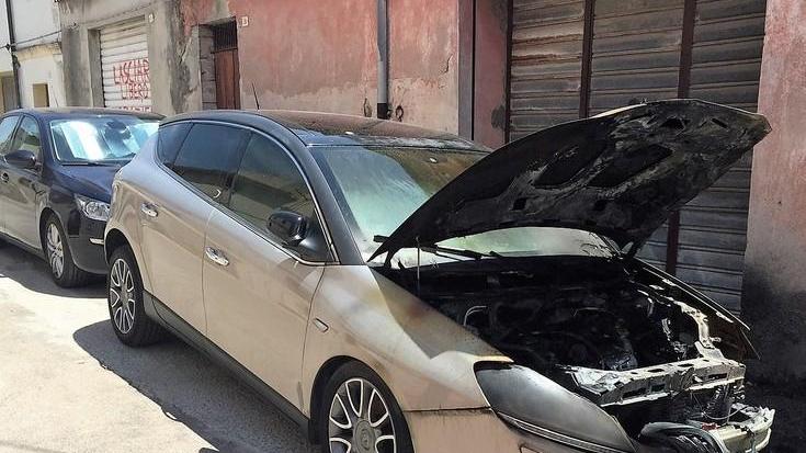 Ploaghe, data alle fiamme l’auto del capo della municipale