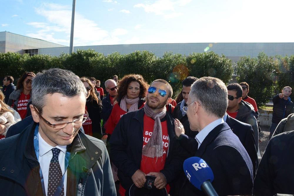 Il presidente di Meridiana, Rigotti, con le magliette rosse