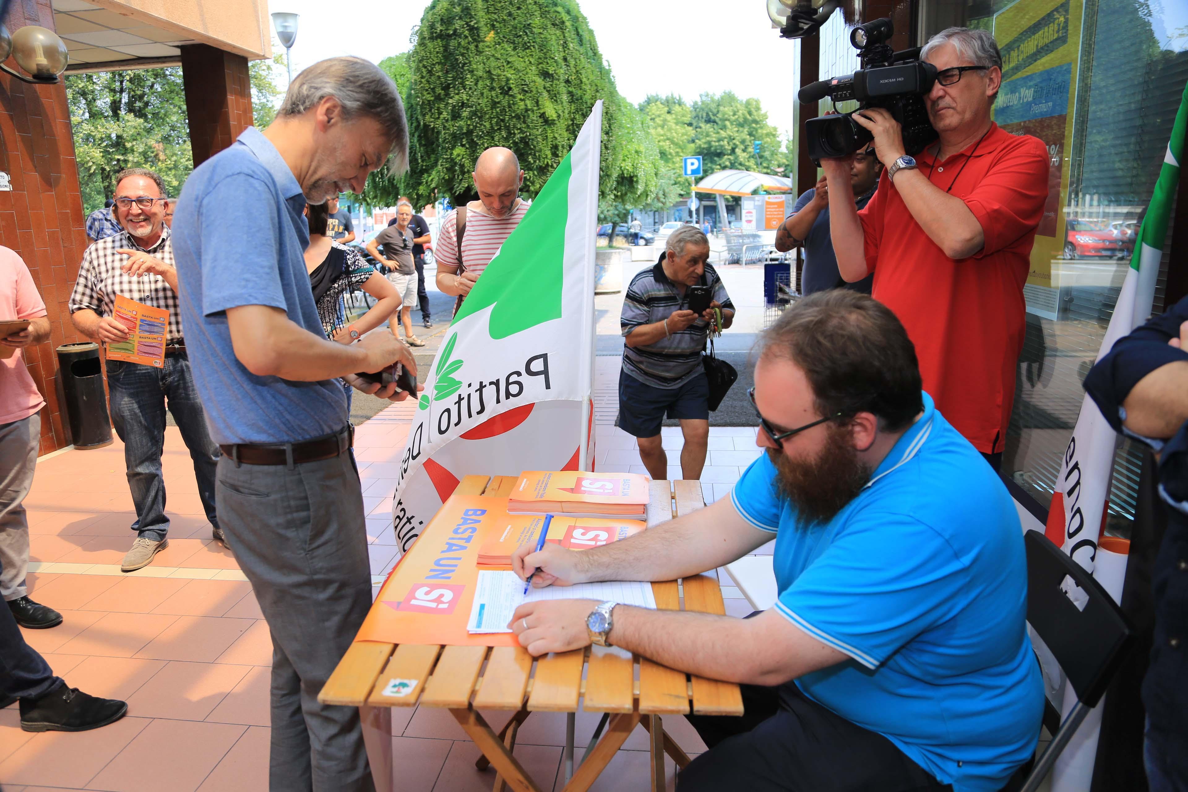 Reggio Emilia, Delrio contestato al banchetto Pd per il si al referendum