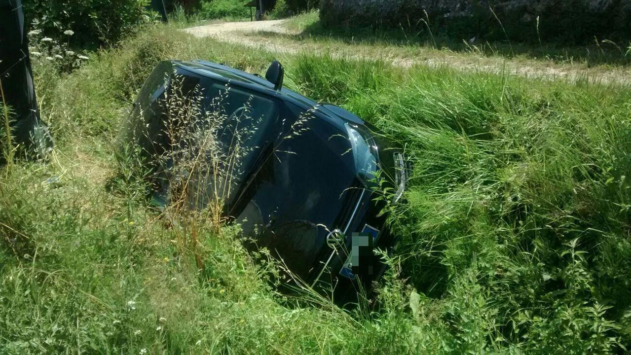 Non mette il freno a mano: muore travolta dalla sua auto