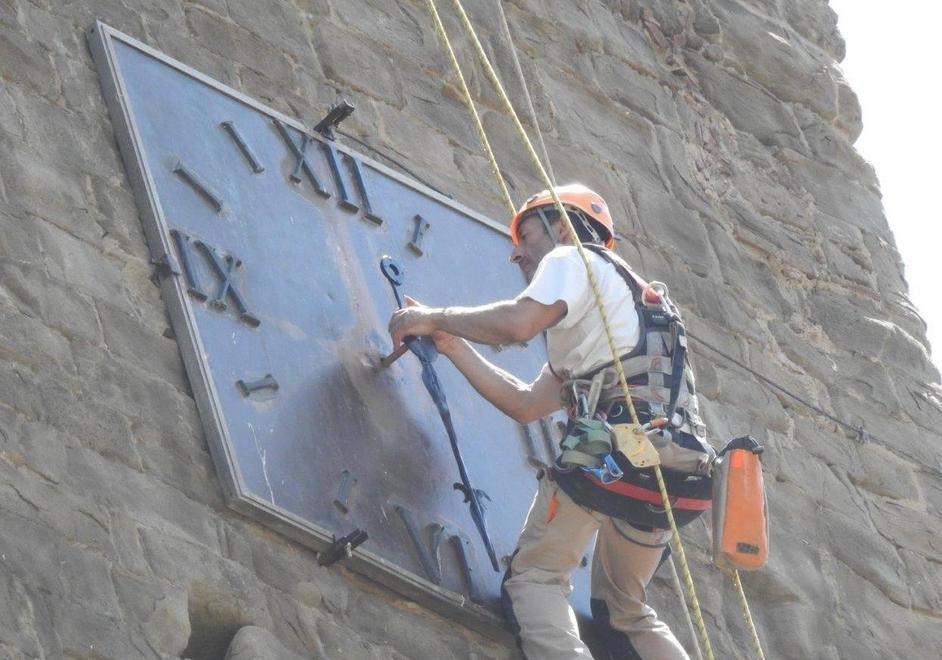 Il rocciatore installa le lancette (Foto Enzo Russo)