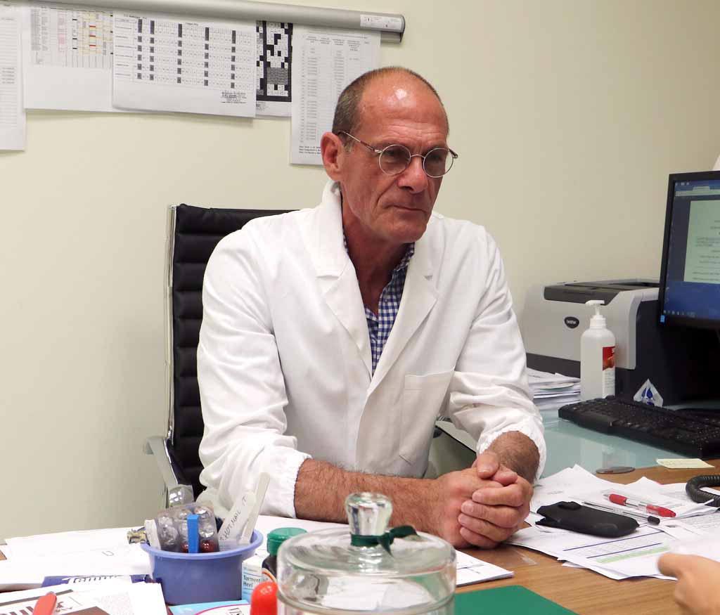 Il dottor Tito Torri nel suo studio all’ospedale delle Apuane