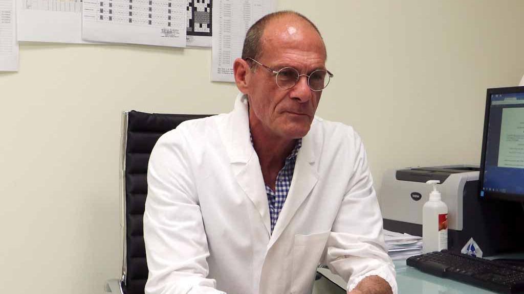 Il dottor Tito Torri nel suo studio all’ospedale delle Apuane
