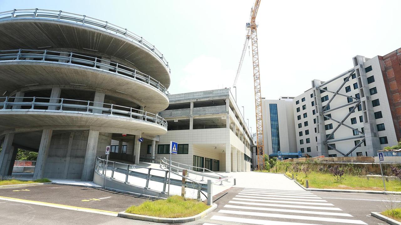 Il nuovo parcheggio multipiano sarà inaugurato entro la fine dell’estate (Foto Agenzia Carlo Sestini)