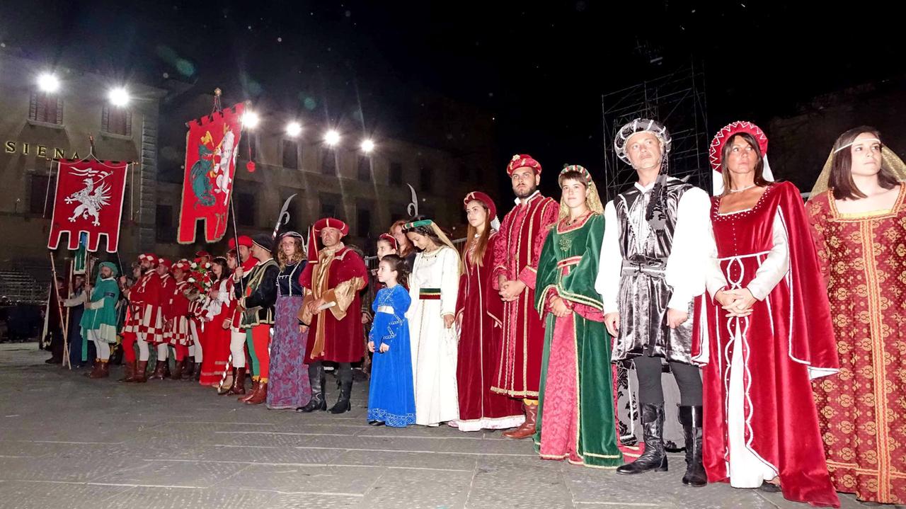 I figuranti schierati in piazza del Duomo (foto Lorenzo Gori)