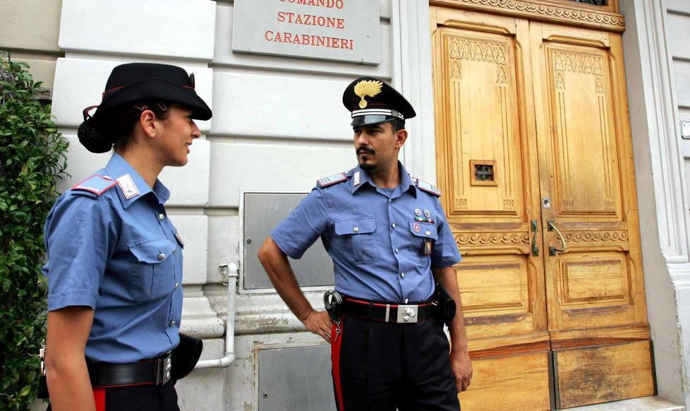 Donna con un bambino strappa una collana a un’anziana
