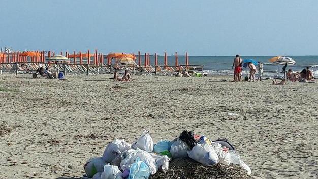 Spazzatura abbandonata in spiaggia