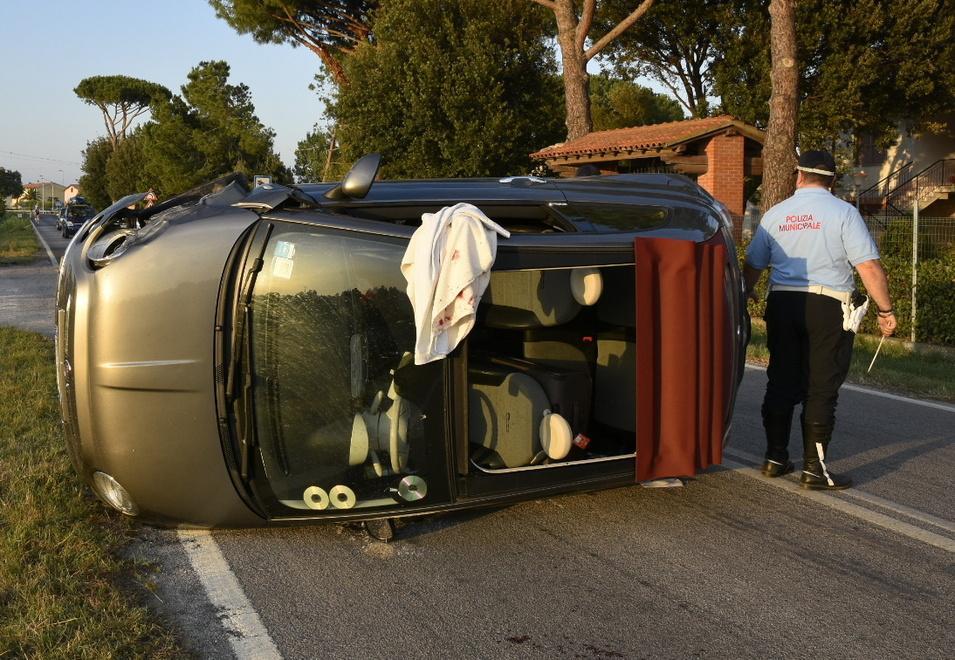 Auto si cappotta nella strada Ragazza finisce in ospedale 