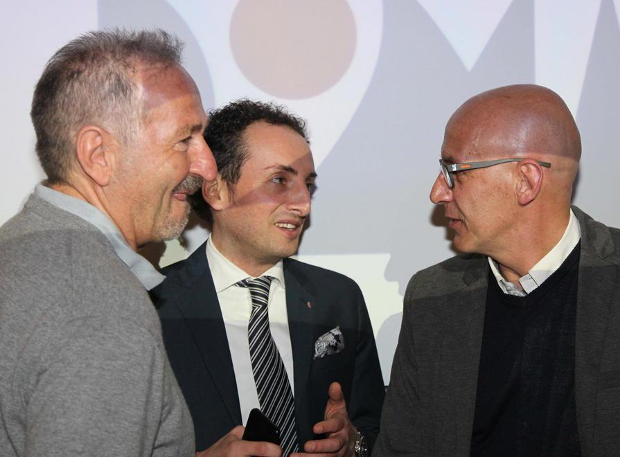 Mimmo D'Alessandro (a sinistra) con il sindaco Del Dotto e con il figlio di Sergio Bernardini