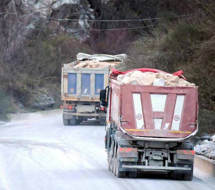 Una maxi catena umana contro i camion in città 