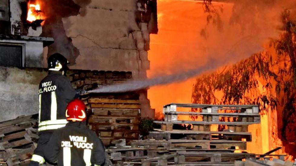 Capannone semidistrutto da un incendio