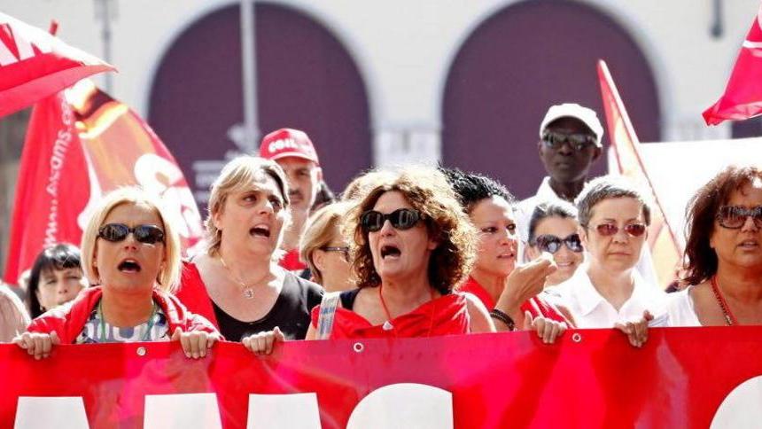 Duemila sfilano in piazza a chiedere lavoro e dignità