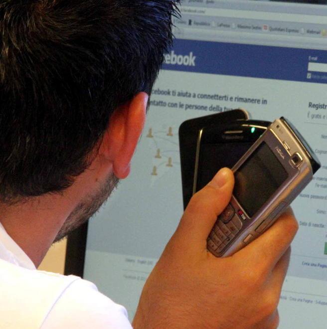 Con la compagna perseguita la ex: minacce, lettere e 3300 telefonate 