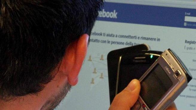Con la compagna perseguita la ex: minacce, lettere e 3300 telefonate