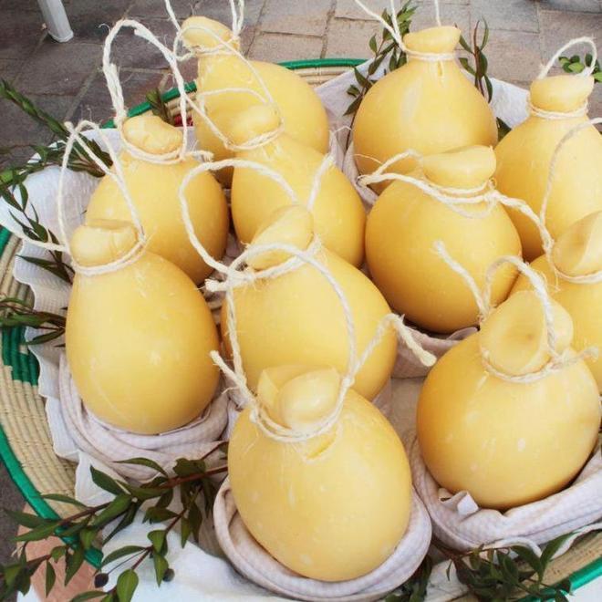 Il Casizolu dorato di Natalino Cadoni, un’esplosione di formaggio artigianale 