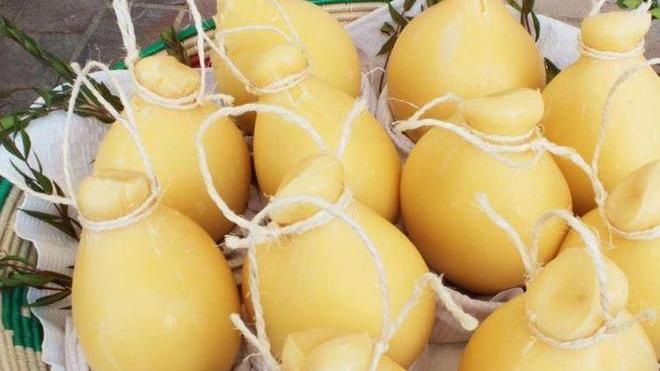 Il Casizolu dorato di Natalino Cadoni, un’esplosione di formaggio artigianale