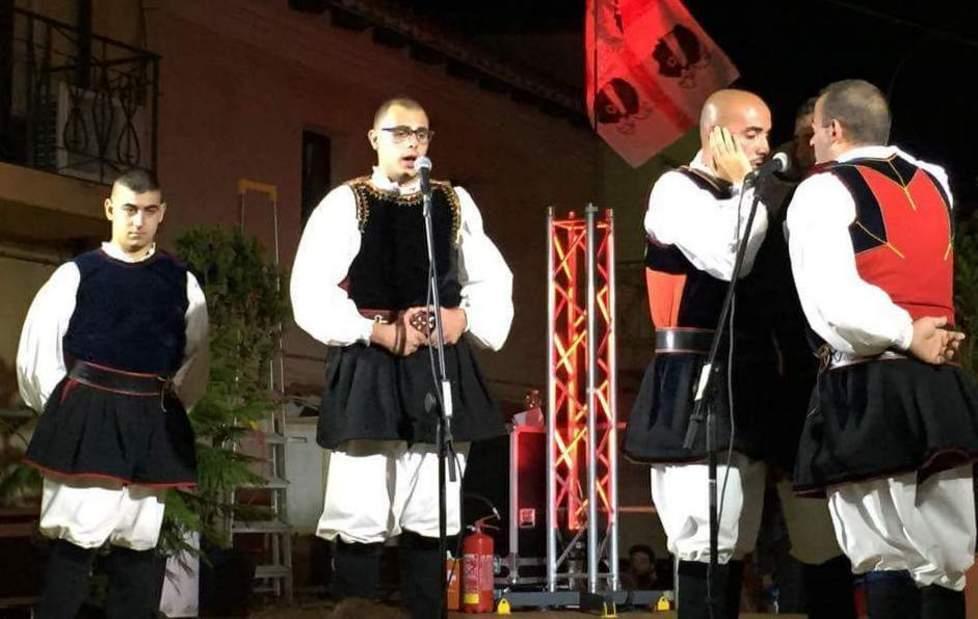 Una serata speciale in piazza tra calcio, cibo e canti a tenore 