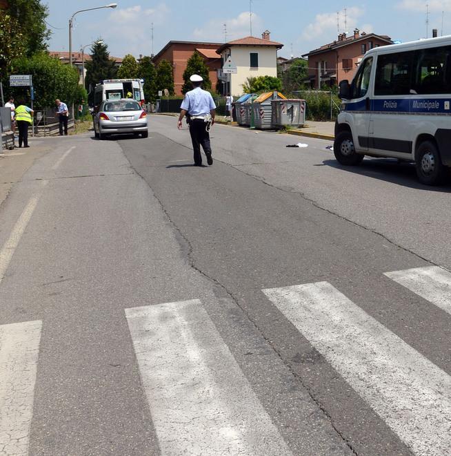 Travolta e sbalzata sulle strisce pedonali 